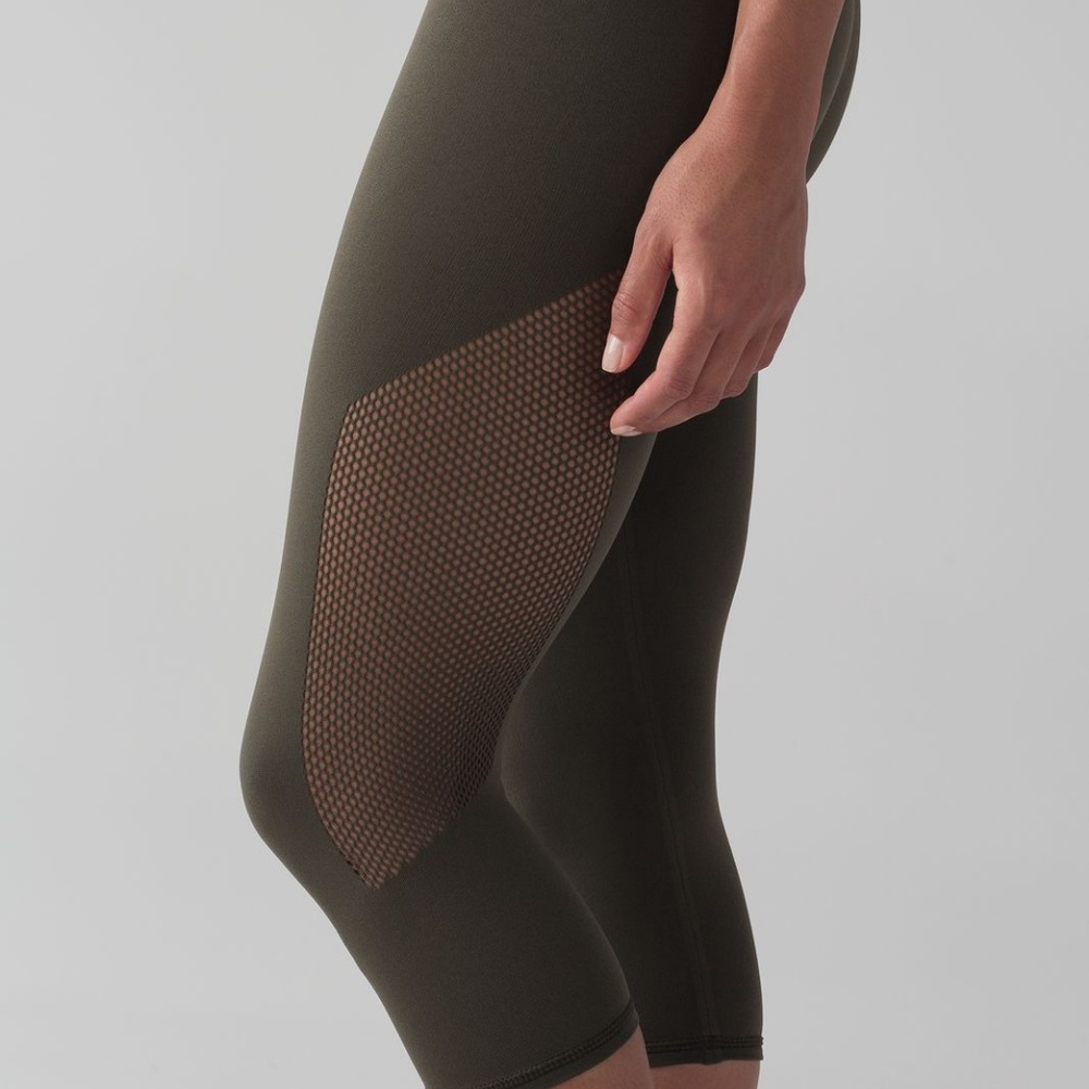 Lululemon Olive Green Reveal Crop NWT 12
